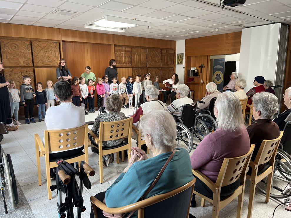 Kinder und Bewohner im PBZ