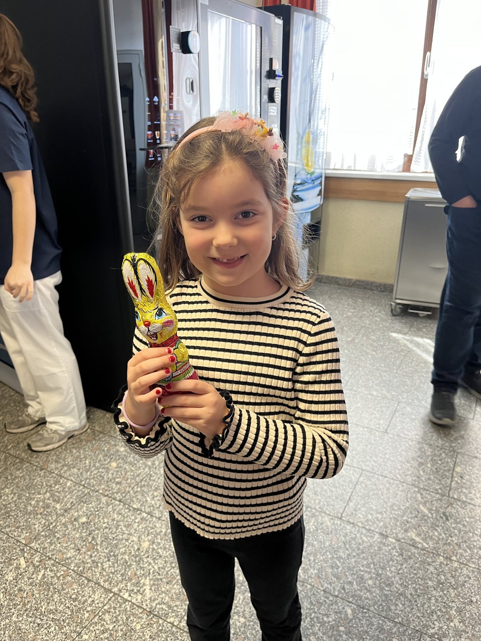 Kind mit Schokohasen