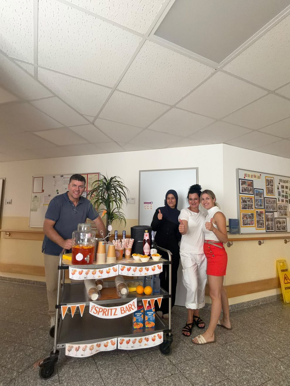 Minibar mit Mitarbeiter