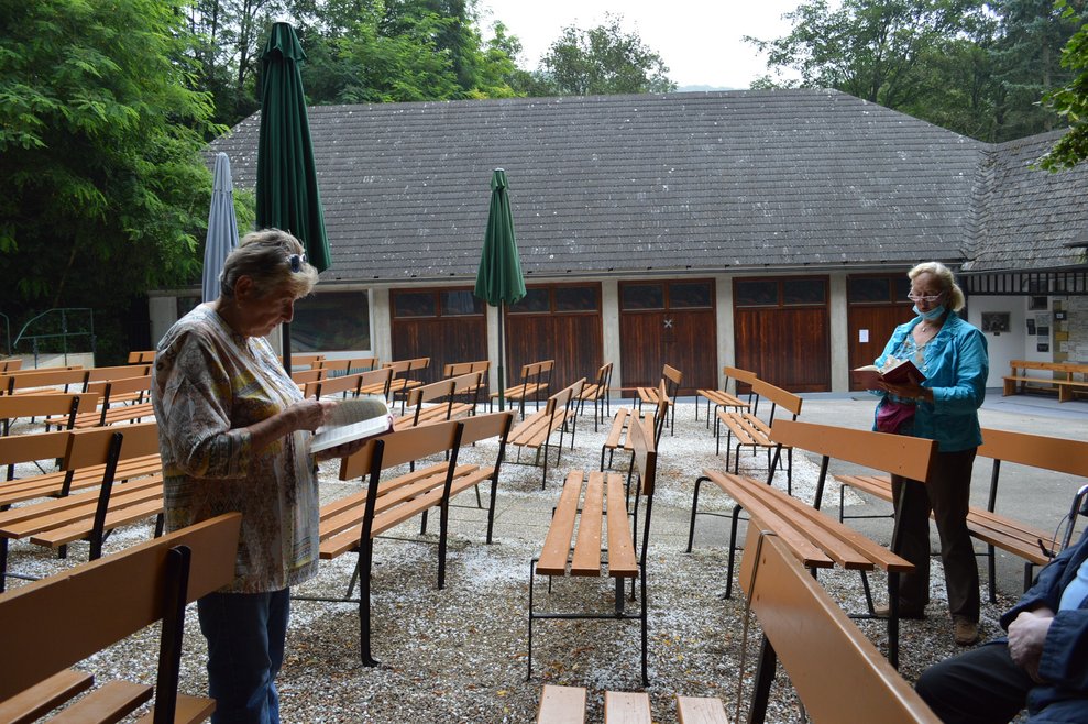 Ehrenamtliche stehen draußen.