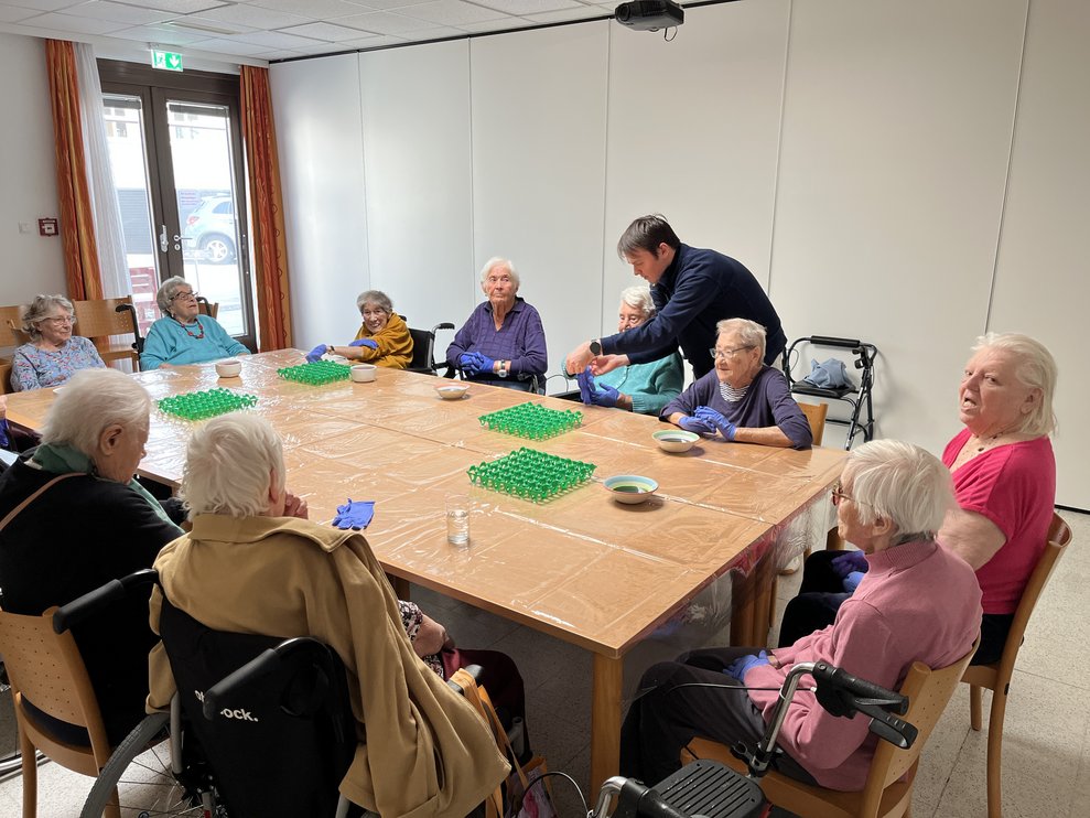 Bewohnerinnen färben Ostereier