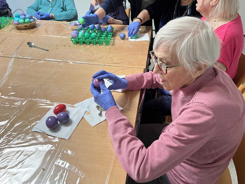 Bewohnerin färbt Ostereier