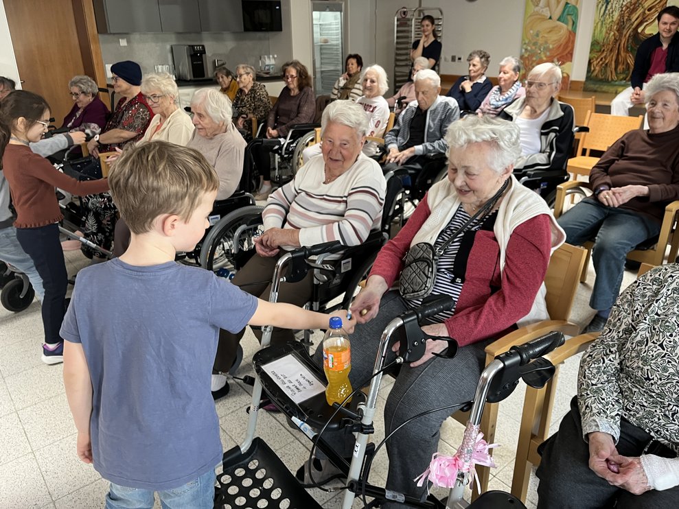 Kinder und Bewohner im PBZ