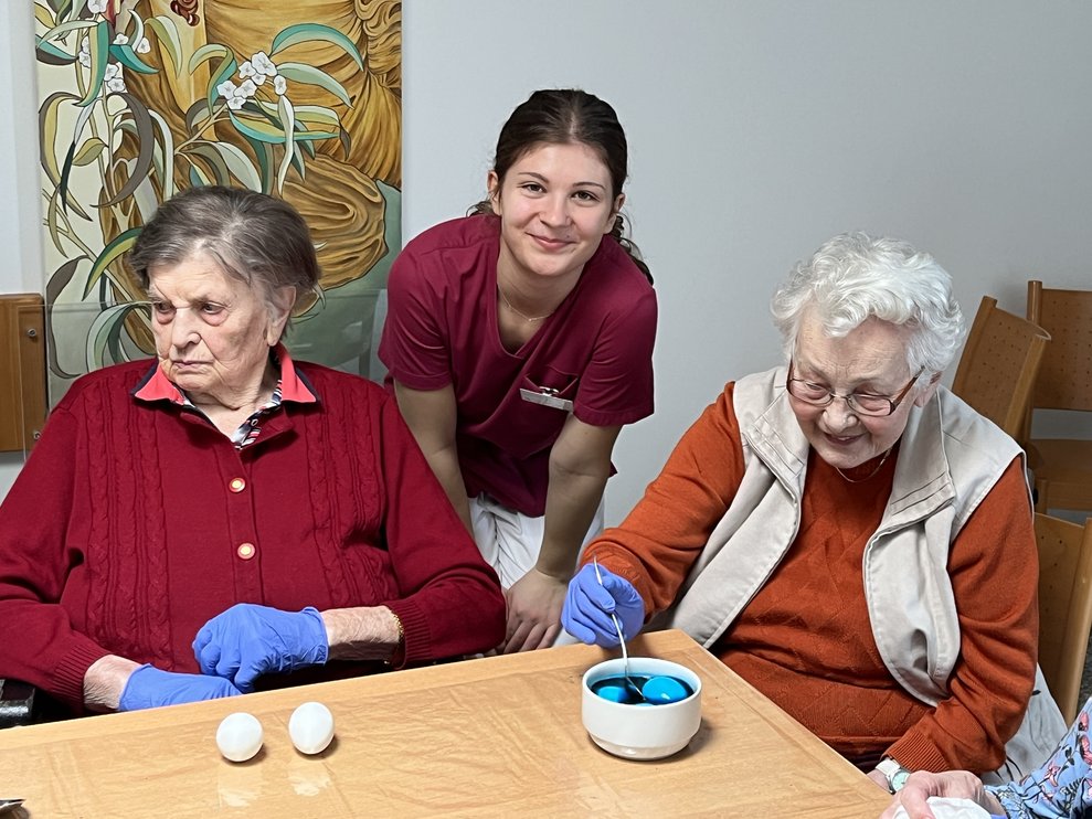 Zwei Bewohnerinnen mit FSJ