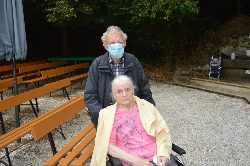 Ein Bewohner und eine Bewohnerin.