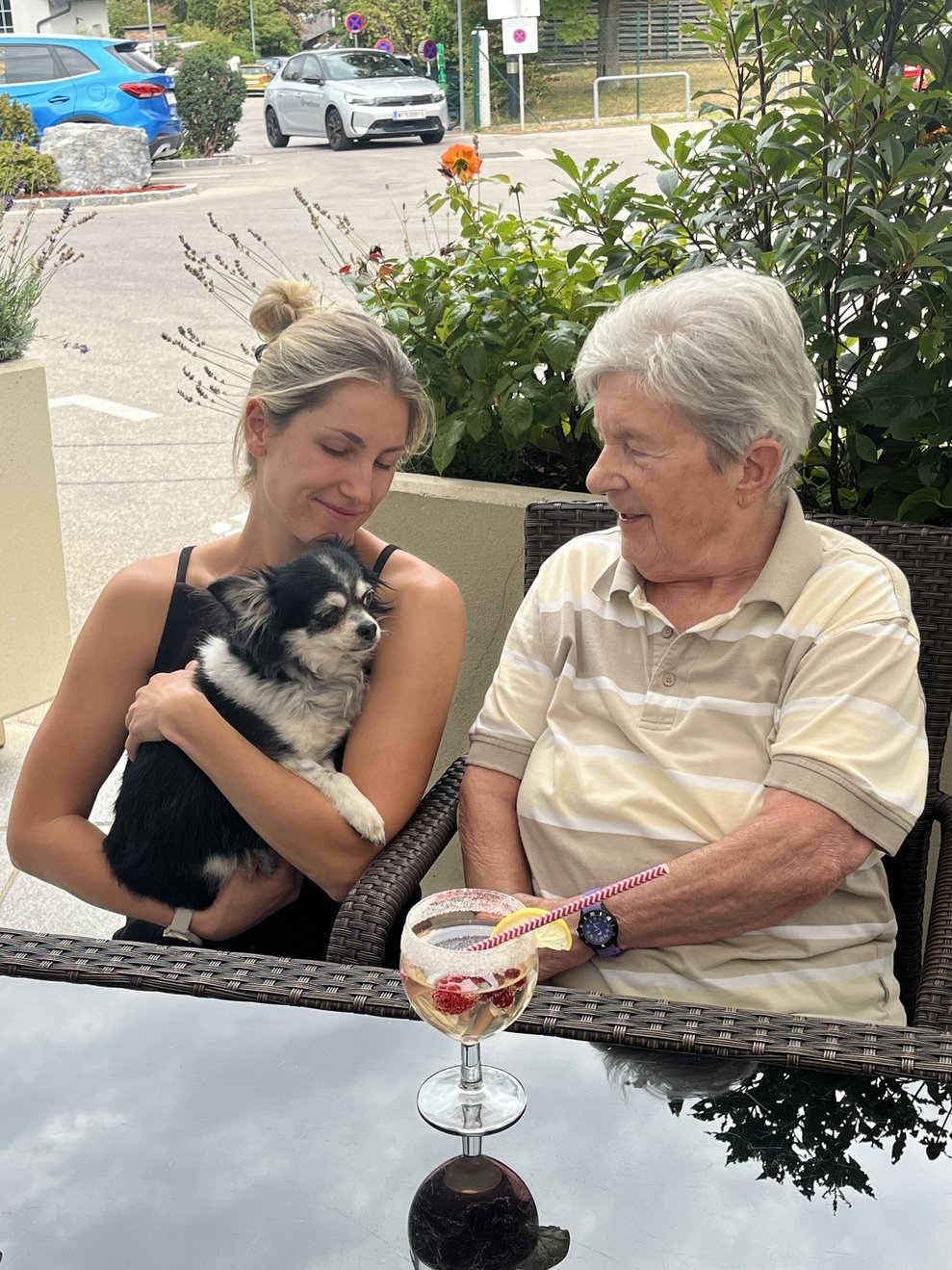 PD Tanja Felber mit Bewohnerin
