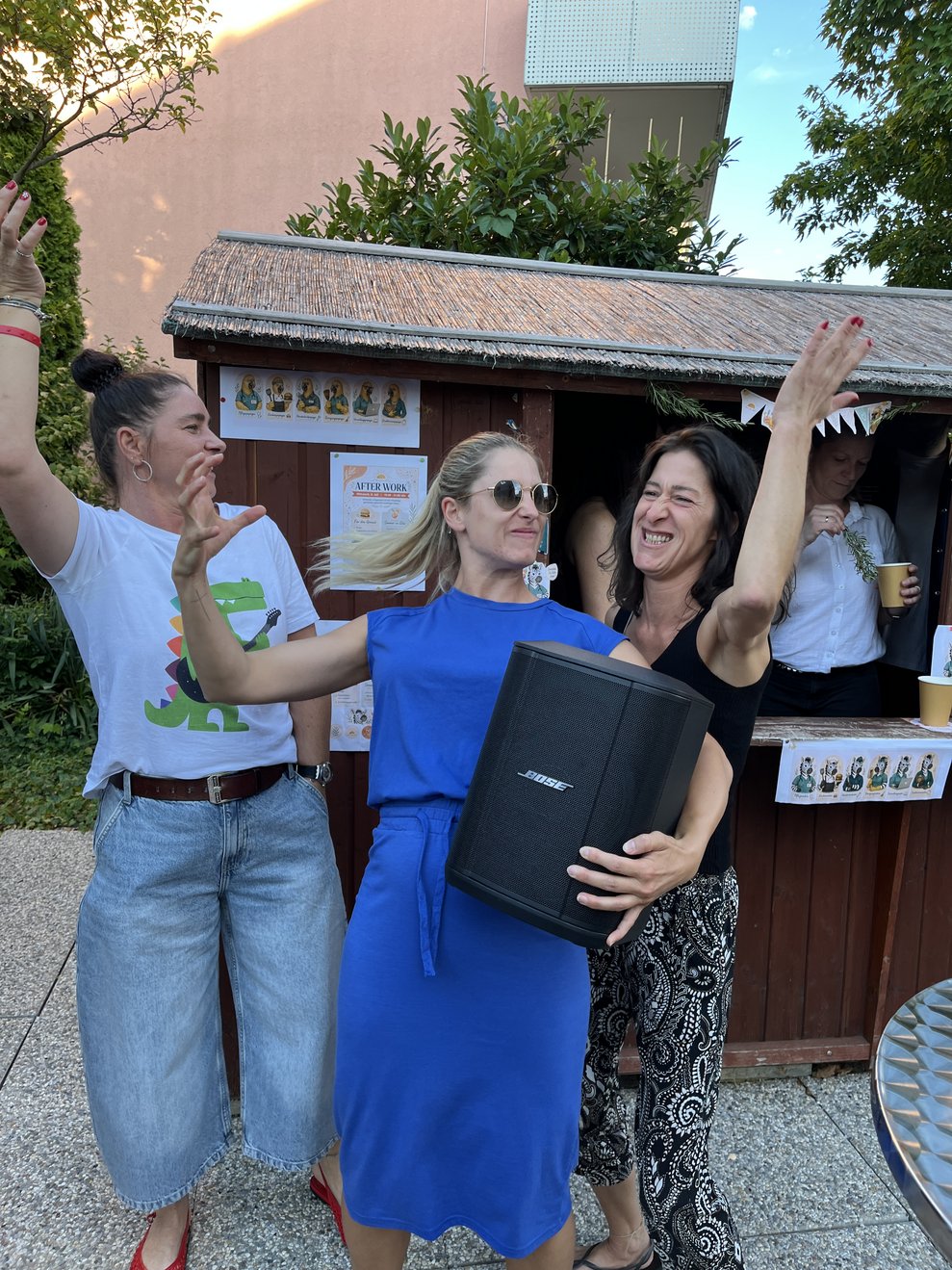 Drei Frauen, die tanzen
