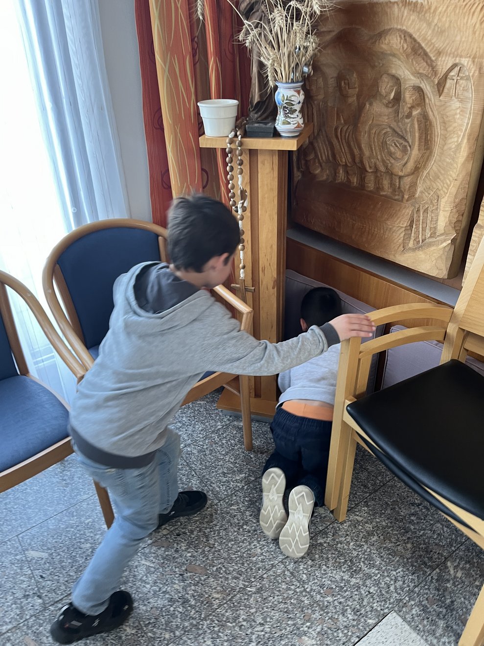 Kinder suchen Schokohasen