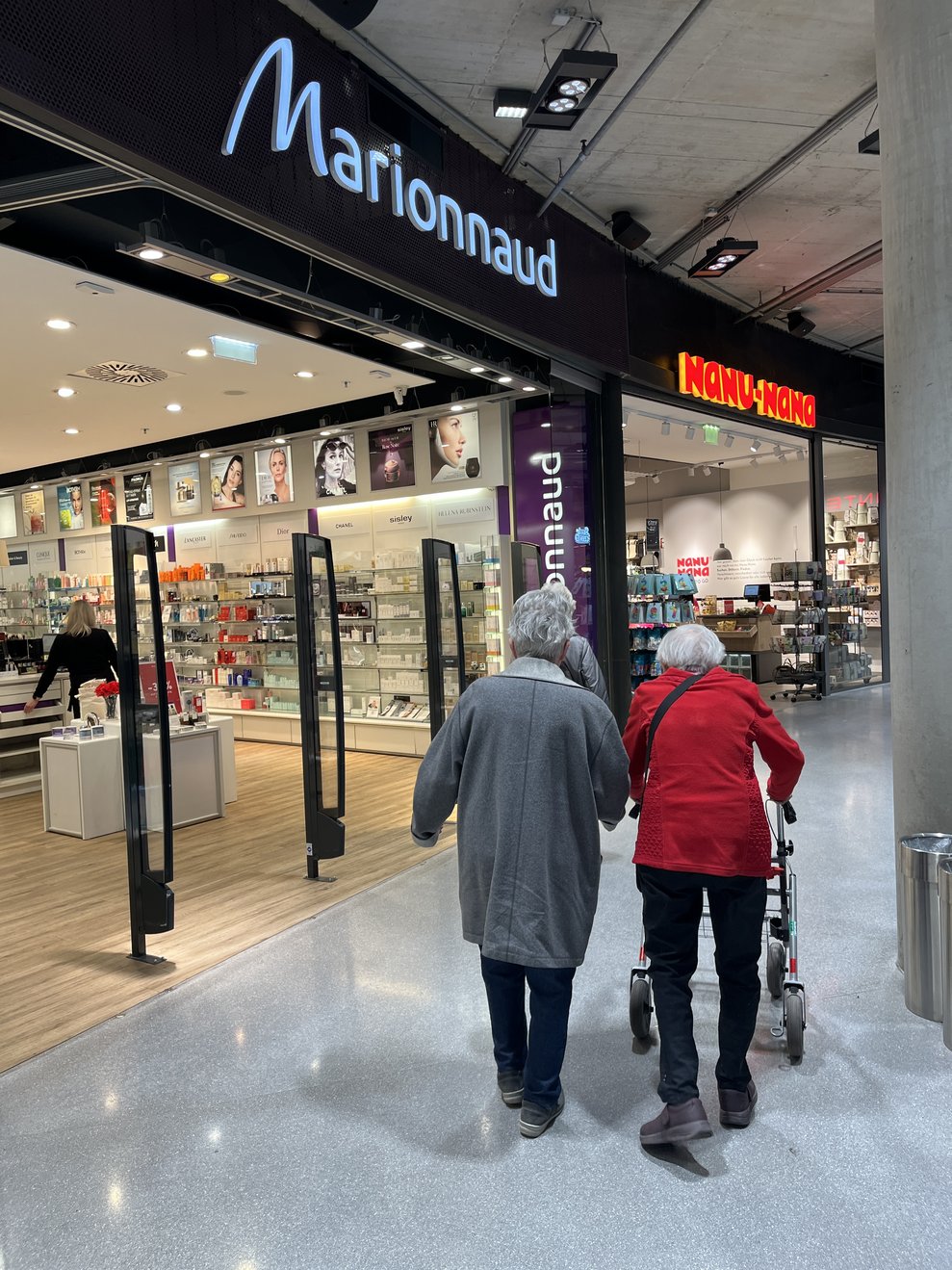 Zwei Bewohnerinnen im Einkaufszentrum