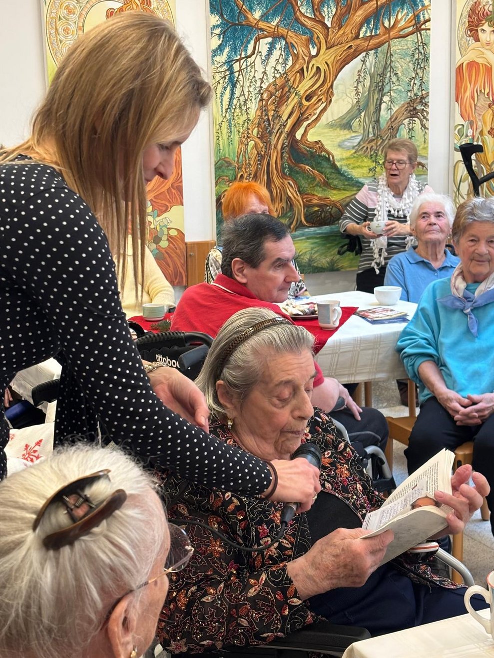Bewohnerin liest Gedicht
