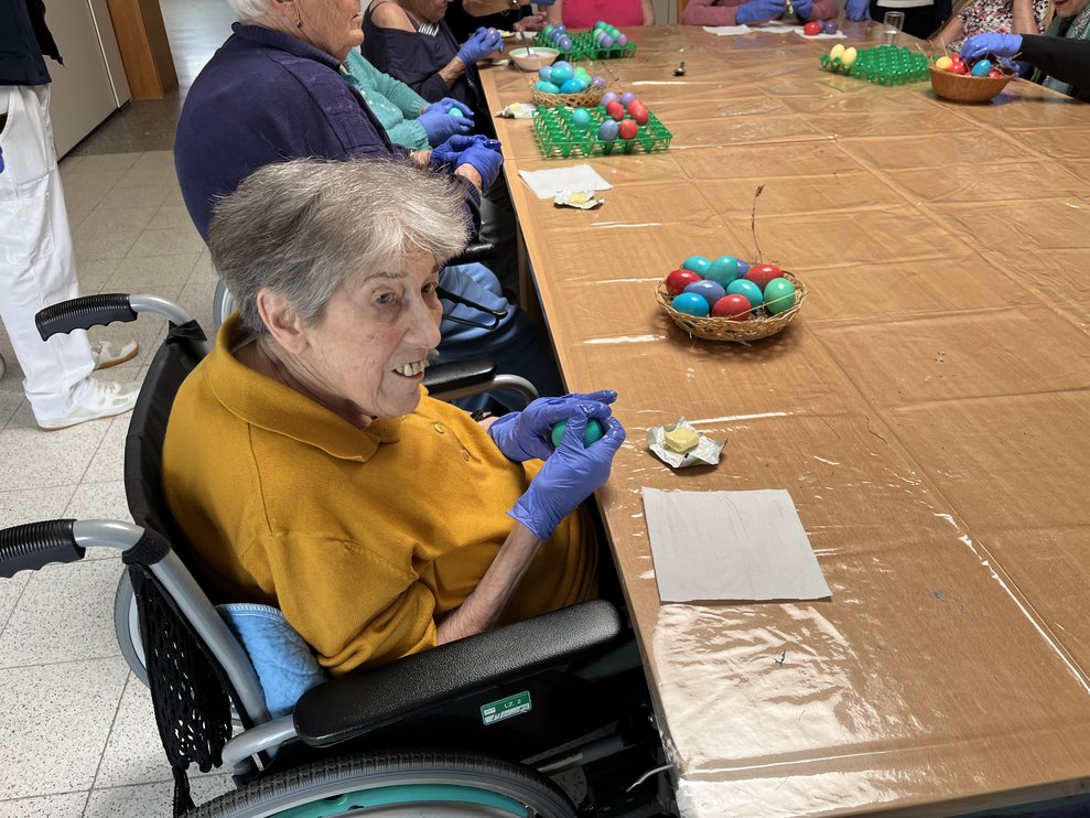 Bewohnerin färbt Ostereier