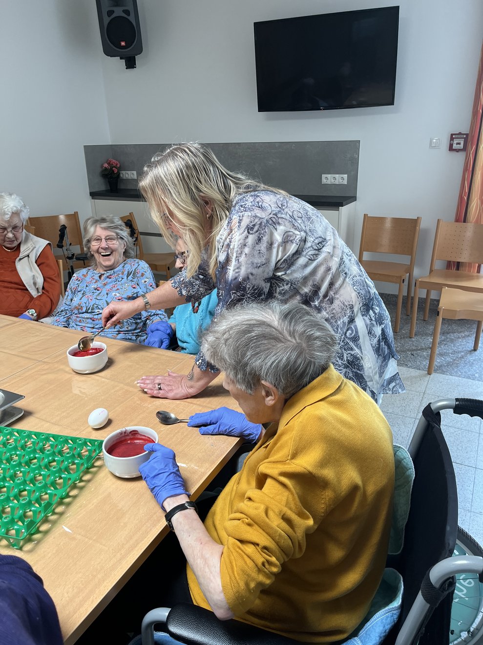 Bewohnerin und Mitarbeiterin im PBZ beim Färben