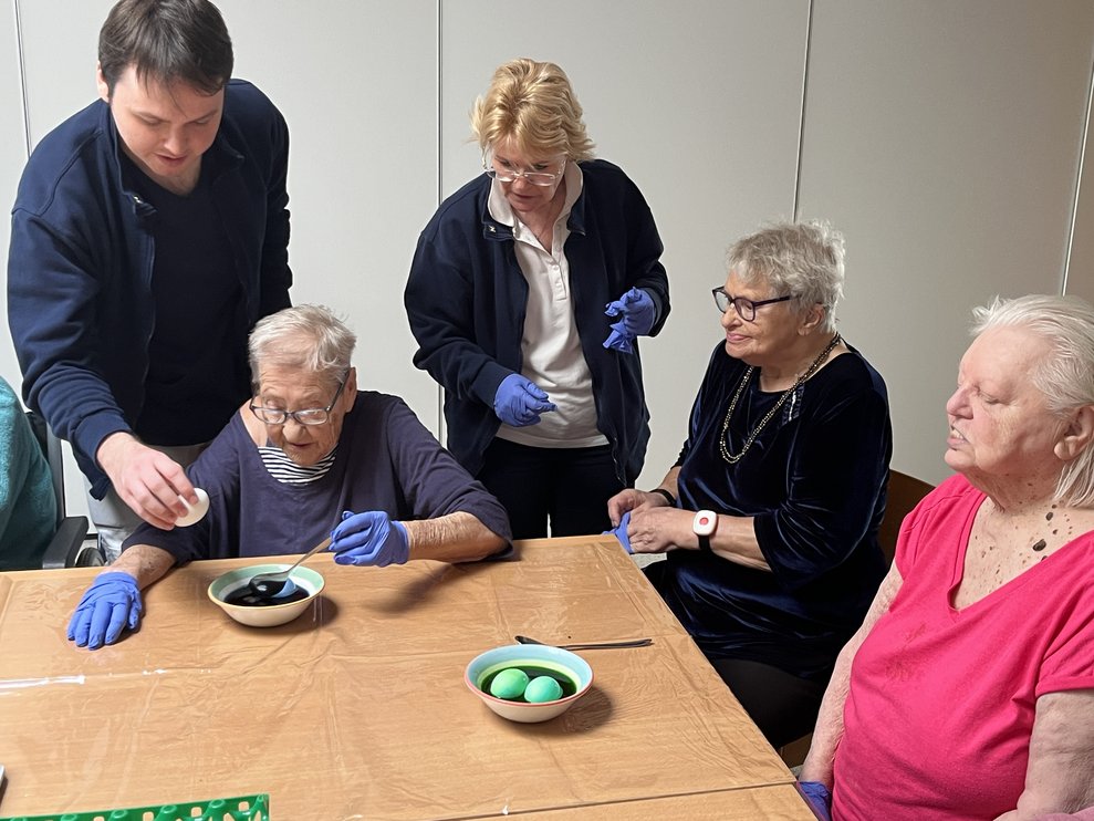 Bewohnerinnen mit Mitarbeitern im PBZ