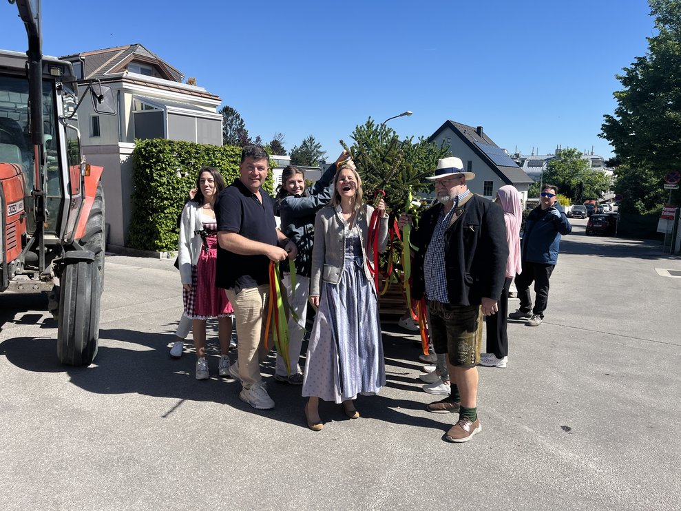 Mitarbeiter PBZ mit Maibaum