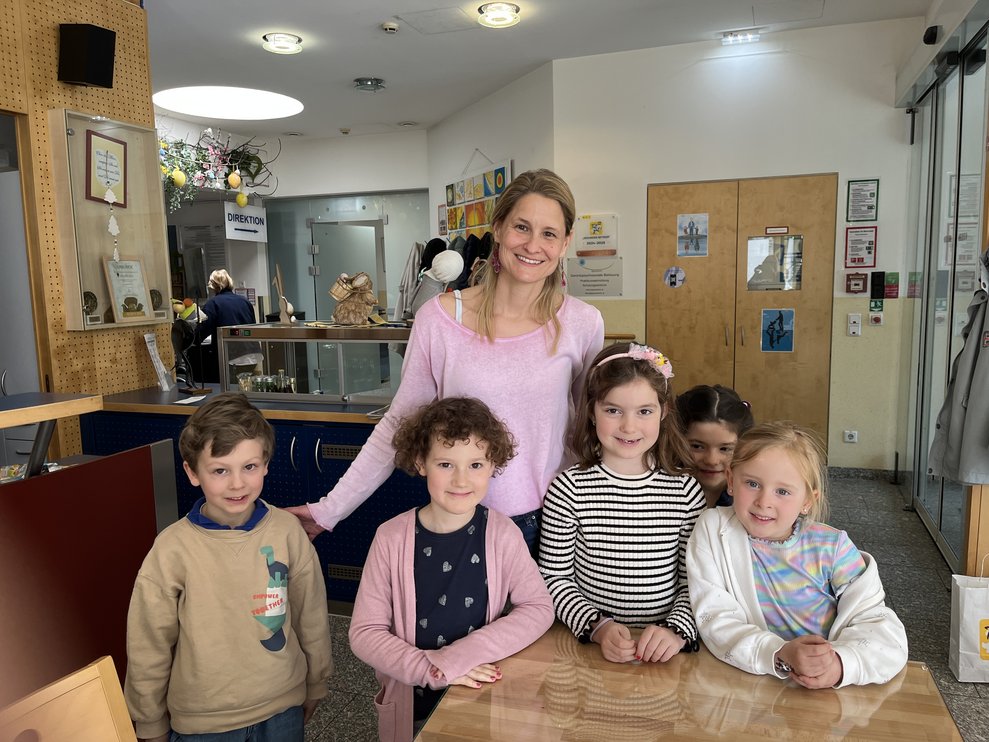 Kinder mit EA Managerin