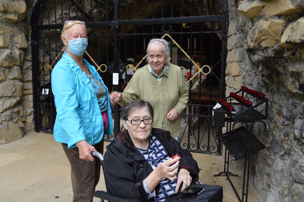 Eine Ehrenamtliche mit Bewohnerinnen.