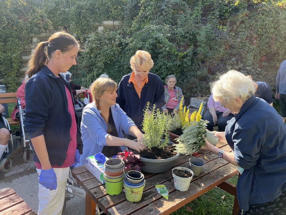 Vier Frauen im Garten
