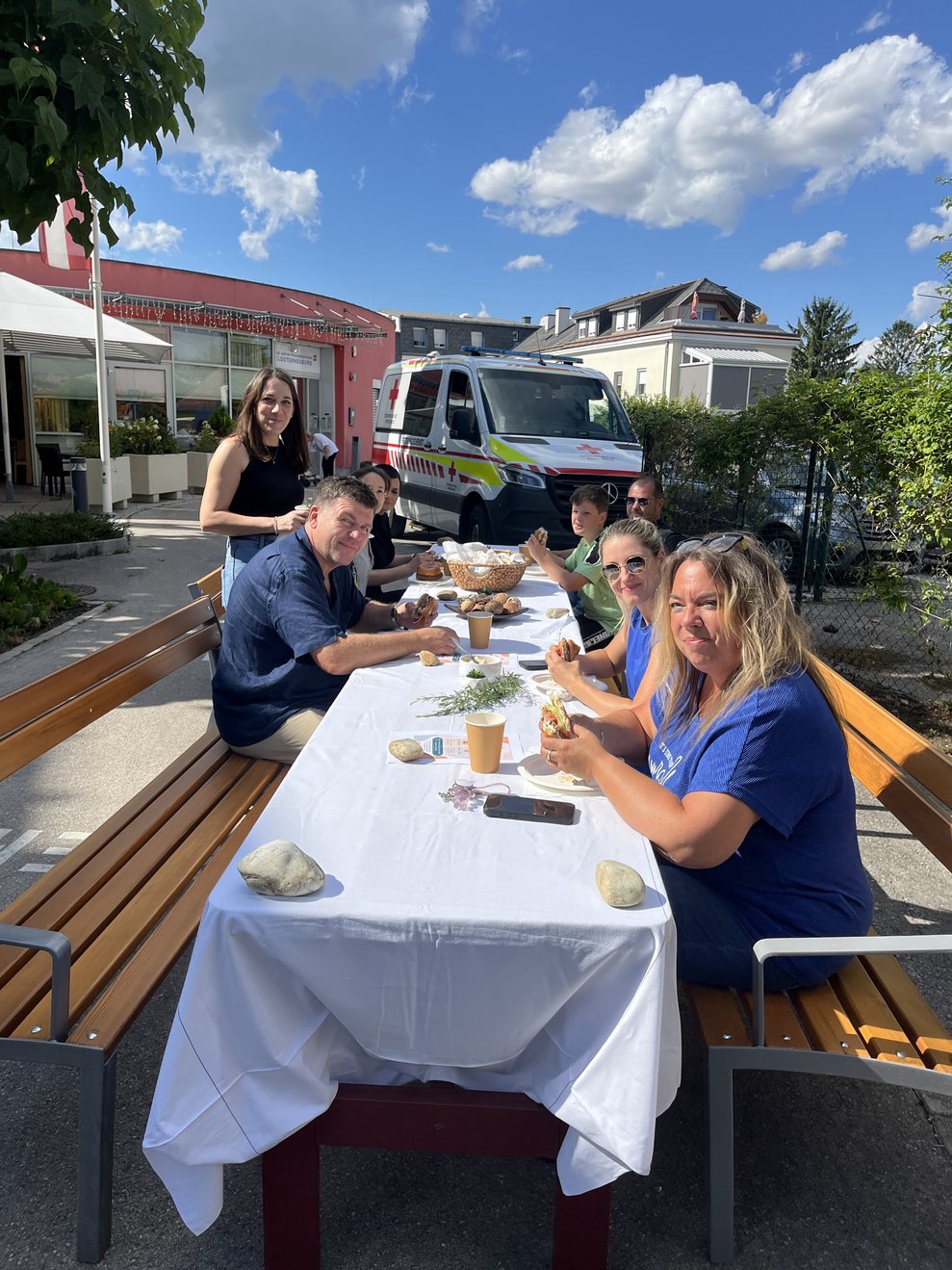 Tisch mit Menschen