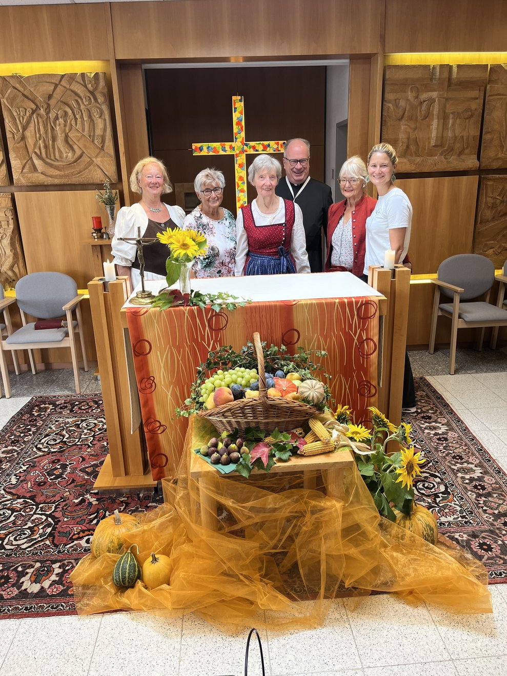 Gruppenfoto hinter geschmücktem Altar