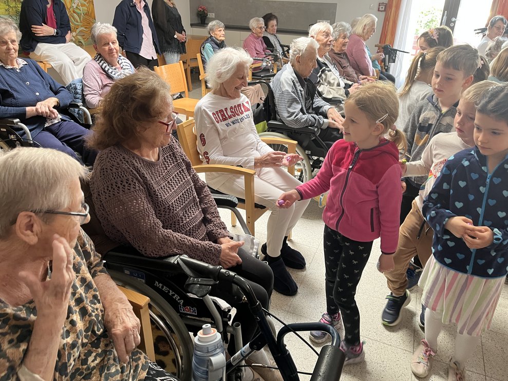 Kinder und Bewohner im PBZ