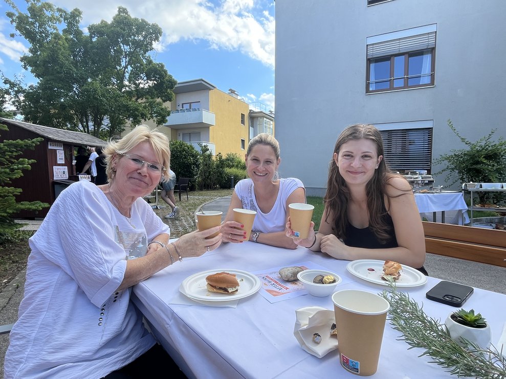 Tisch mit drei Frauen
