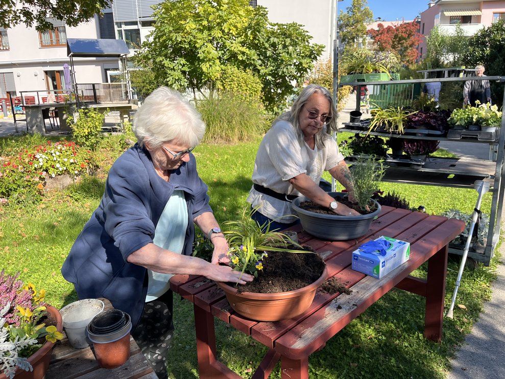 Zwei Frauen im Garten