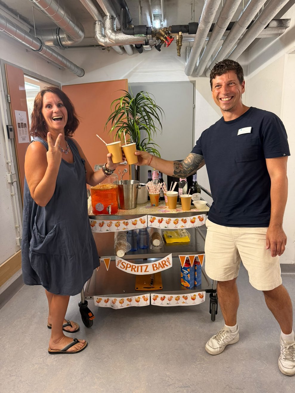 Frau und Mann mit Minibar