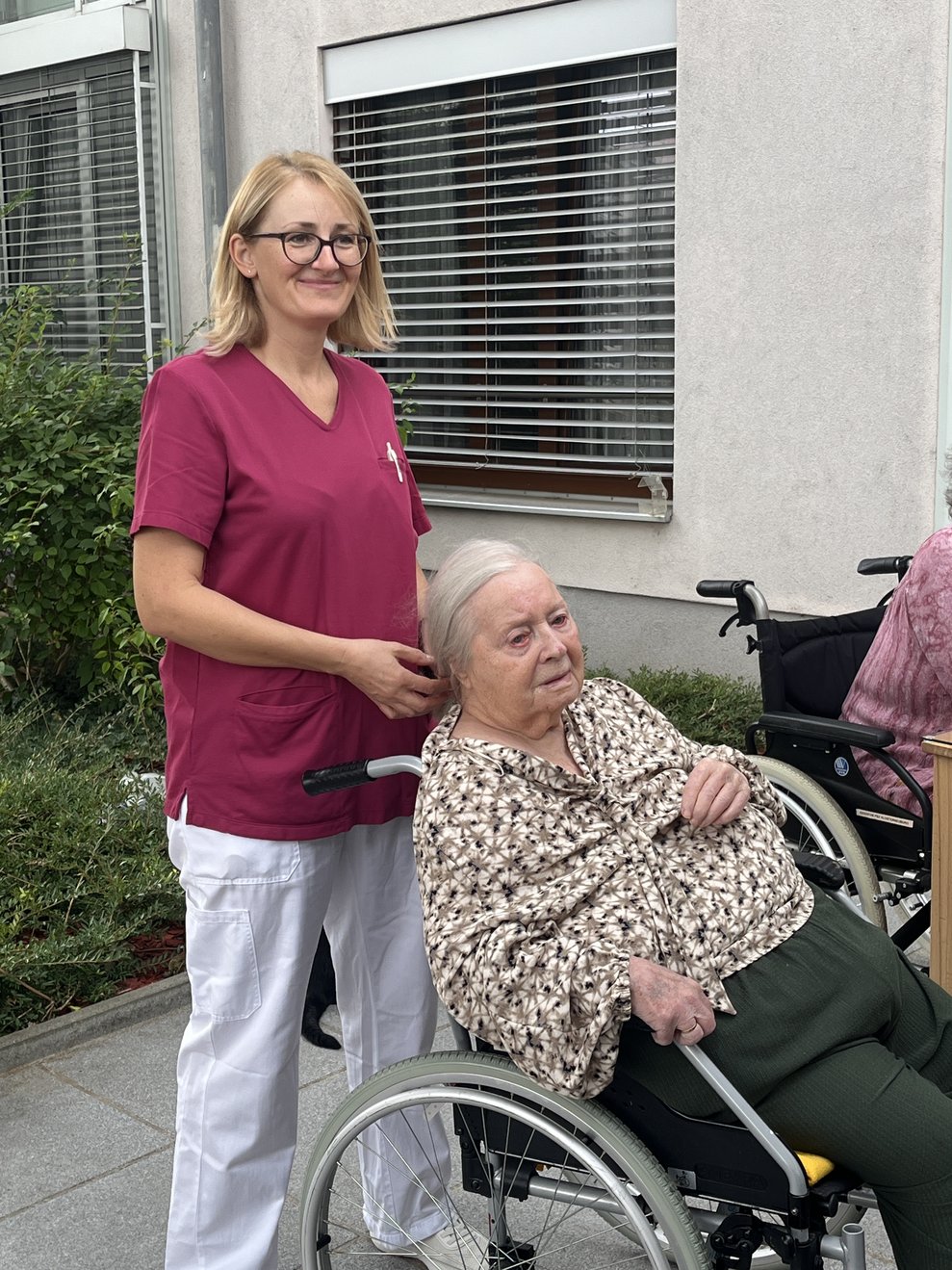 Mitarbeiterin mit Bewohnerin