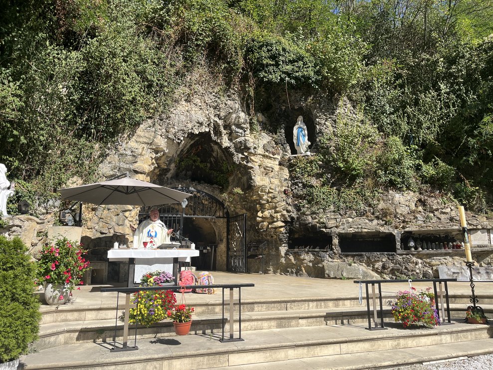 Messe in der Lourdesgrotte