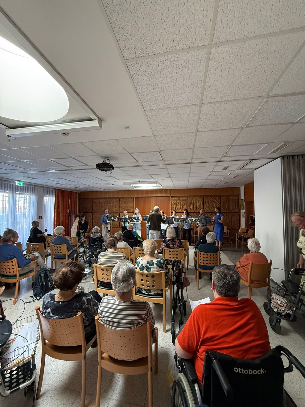 Bewohnerinnen und Musiker im PBZ