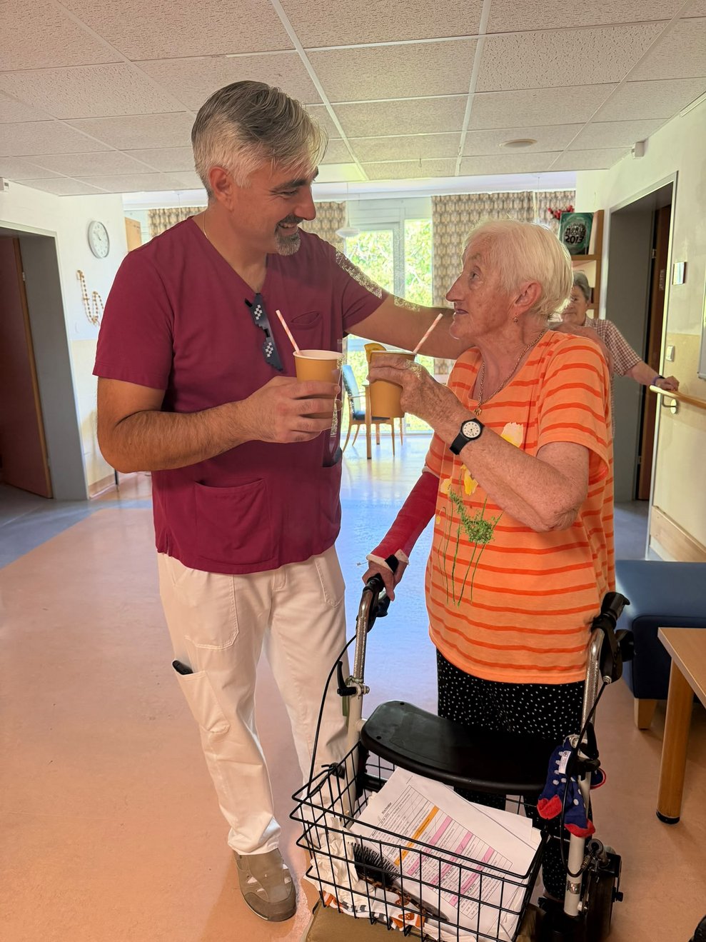 Mitarbeiter mit Bewohner