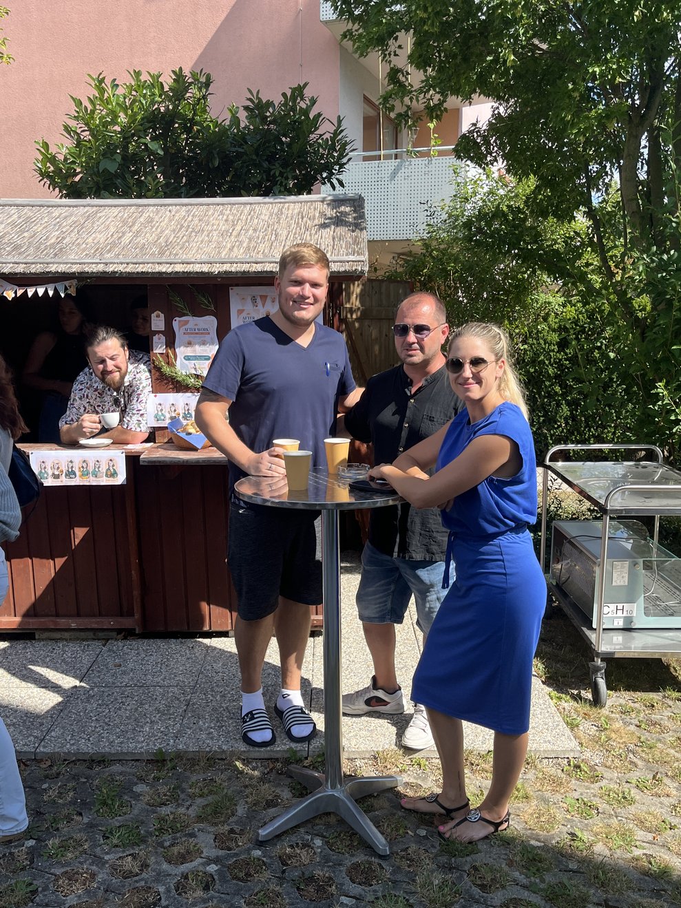 Menschen vor einer Punschhütte